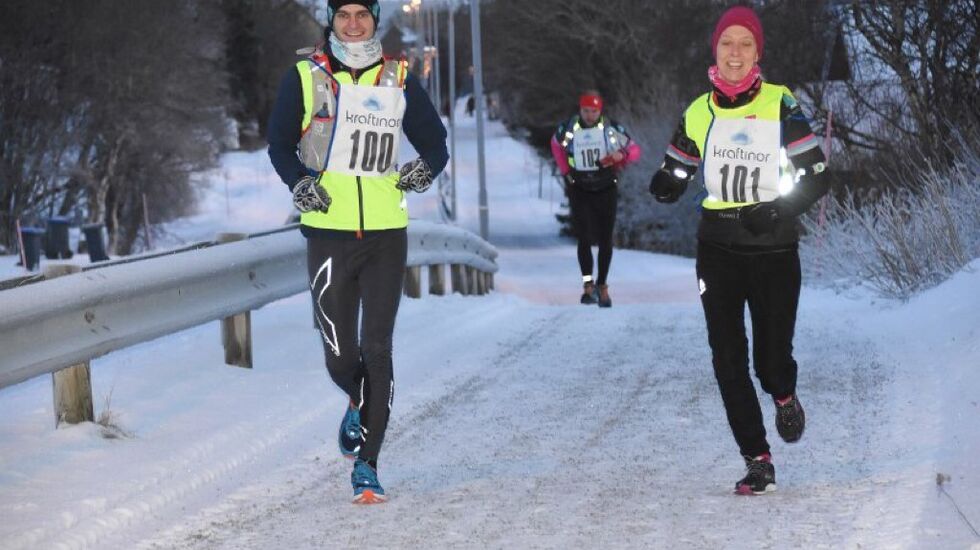 Gøran Rasmussen Åland og Lena-Britt Johansen løp sammen fra start til mål. (Foto: Lofotposten)