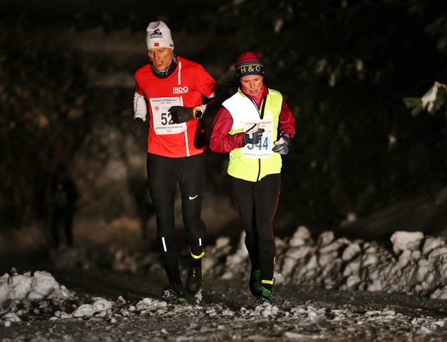 Ann-Heidi Scharning ble klar vinner av kvinneklassen på Jessheim. Herreløperen er Espen Skrimstad som ble nummer to i M45-49. (Foto: Bjørn Hytjanstorp)
