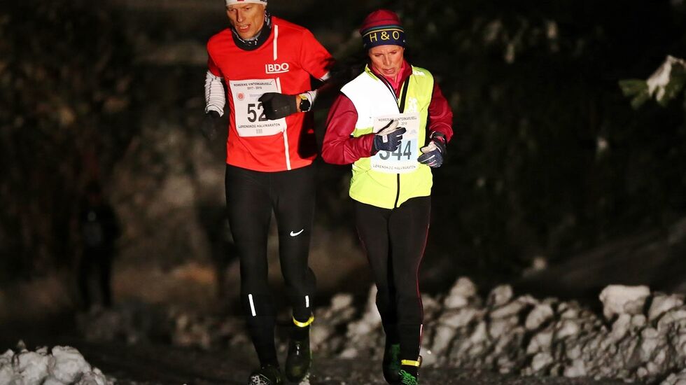 Ann-Heidi Scharning ble klar vinner av kvinneklassen på Jessheim. Herreløperen er Espen Skrimstad som ble nummer to i M45-49. (Foto: Bjørn Hytjanstorp)