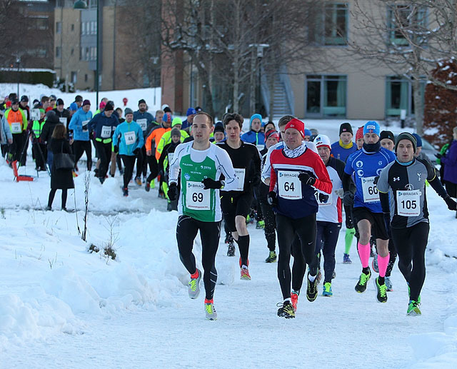 Halvmaraton startet rett utenfor hovedinngangen til Spjelkavik Omsorgsenter. 85 løpere var påmeldt halvmaraton, fem løpere valgte å ikke møte opp, to løpere måtte bryte og tre deltakere valgte trimklasse uten tidtaking. På bildet ser vi startnummer 69 Olger Pedersen, nr. 64 er Jan Ketil Vinnes og Einar Orten Trovåg har startnummer 105. Foto: Kjell Vigestad