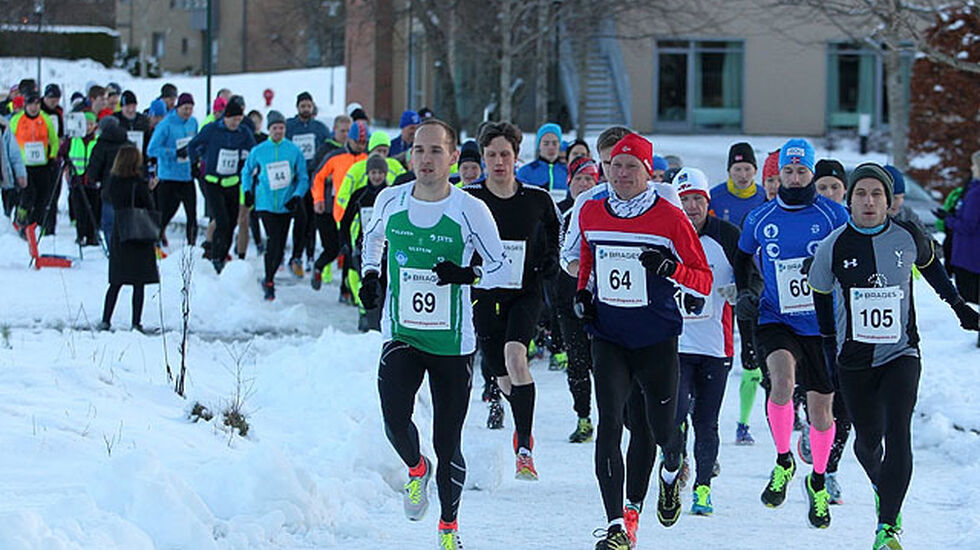Halvmaraton startet rett utenfor hovedinngangen til Spjelkavik Omsorgsenter. 85 løpere var påmeldt halvmaraton, fem løpere valgte å ikke møte opp, to løpere måtte bryte og tre deltakere valgte trimklasse uten tidtaking. På bildet ser vi startnummer 69 Olger Pedersen, nr. 64 er Jan Ketil Vinnes og Einar Orten Trovåg har startnummer 105. Foto: Kjell Vigestad
