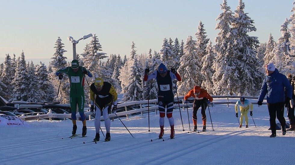 Det ble et rivende spurtoppgjør mellom fem mann på Sjusjøen langrennsarena (fra v.): Torgeir Skare Tygesen, Andreas Nygaard, Johan Hoel, Simen Engebretsen Nordli og Stian Hoelgaard. (Foto: Kjell Arild Andersen)