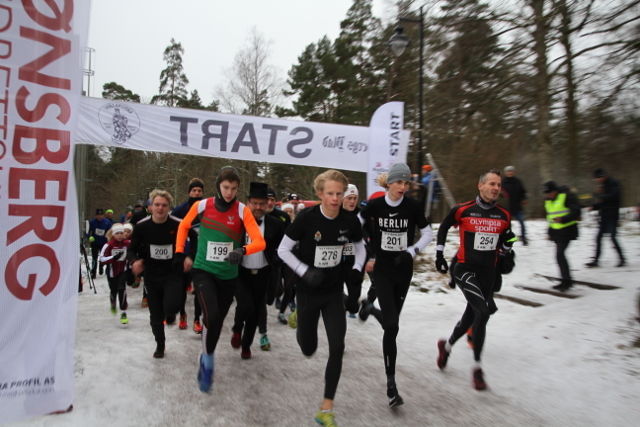 Starten på 5 km. Ole-Petter Fjeld (278) og Jonatan Vedvik (201) tar teten, tett fulgt av Trym Island (199) og Tore Hopen (254). Foto: Stine Skog Hansen