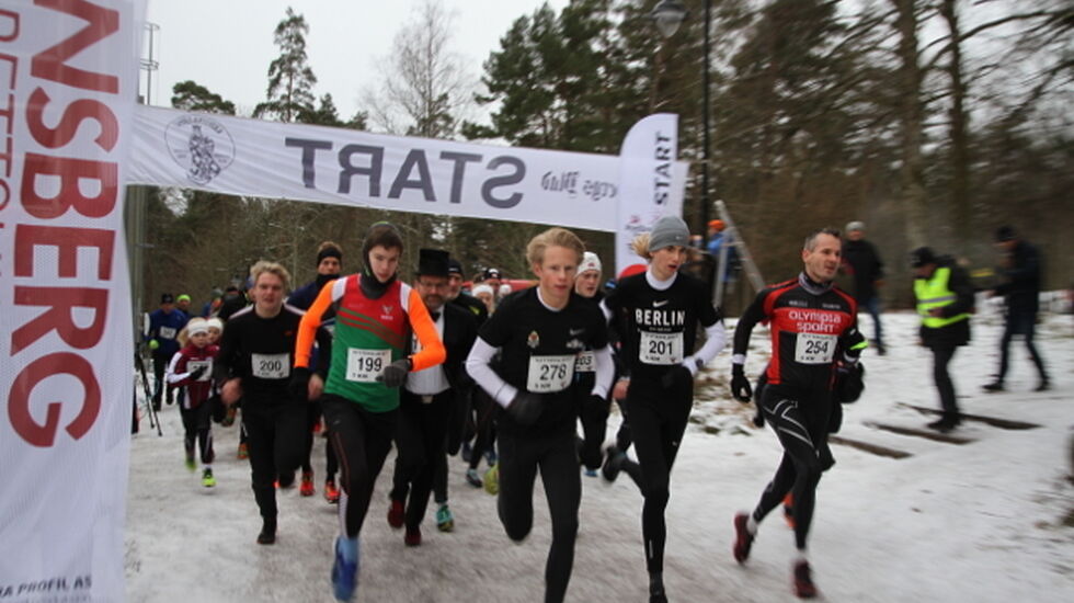 Starten på 5 km. Ole-Petter Fjeld (278) og Jonatan Vedvik (201) tar teten, tett fulgt av Trym Island (199) og Tore Hopen (254). Foto: Stine Skog Hansen