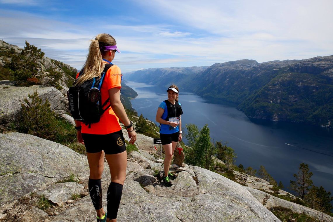 Høyt over Lysefjorden i fjorårets løp. (Foto: Arrangøren/Thomas)