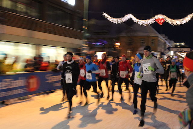 Startfeltet på halvmaraton under årets Mørketidsløp i Tromsø