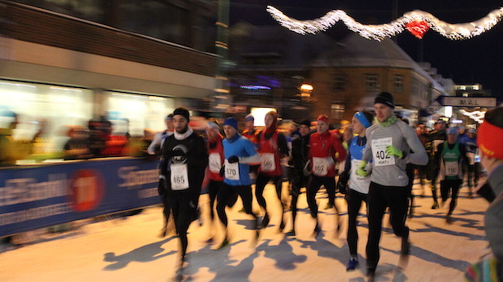 Startfeltet på halvmaraton under årets Mørketidsløp i Tromsø