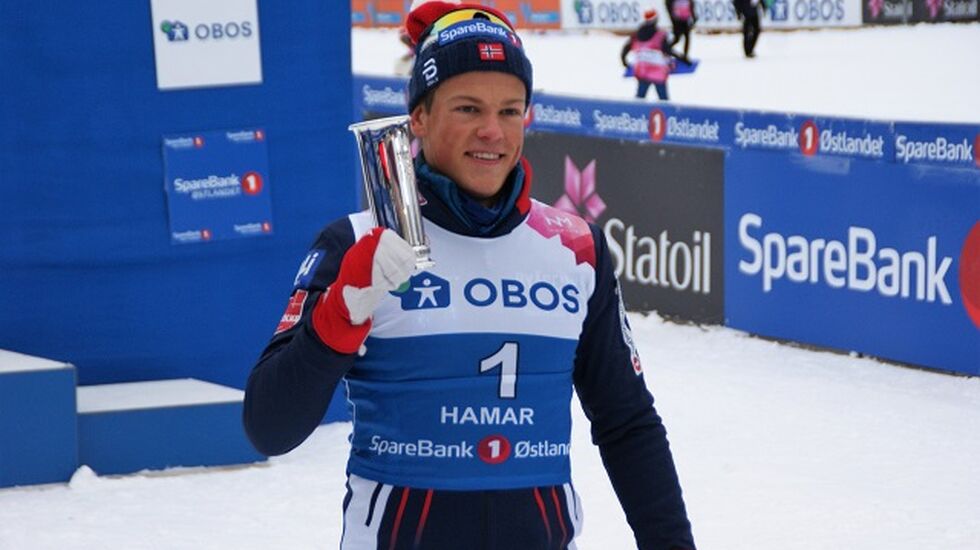 Hva passer vel ikke bedre enn en kongepokal til Johannes Høsflot Klæbo etter nok en majesteisk sprint-seier på Gåsbu? (Foto: Stein Arne Negård)