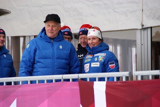 Kong Harald var på plass på Gåsbu lørdag og det gikk lang tid før HKH fikk anledning til å slå av en prat med på dronninga av årets ski-NM, Marit Bjørgen. (Foto: Stein Arne Negård)