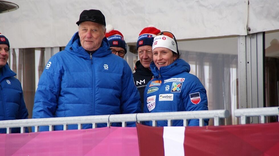 Kong Harald var på plass på Gåsbu lørdag og det gikk lang tid før HKH fikk anledning til å slå av en prat med på dronninga av årets ski-NM, Marit Bjørgen. (Foto: Stein Arne Negård) 