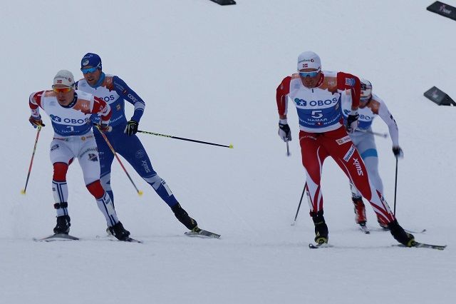 Simen Hegstad Krüger (til v.) og Emil Iversen side om side opp sprintbakken for siste gang med Sindre Folkvord og Harald Østberg Amundsen på bakskiene.