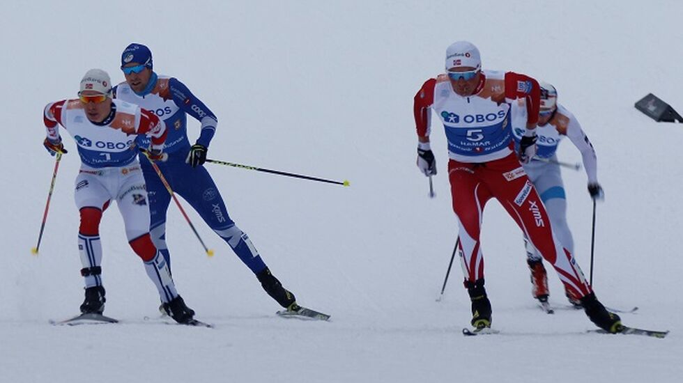 Simen Hegstad Krüger (til v.) og Emil Iversen side om side opp sprintbakken for siste gang med Sindre Folkvord og Harald Østberg Amundsen på bakskiene.