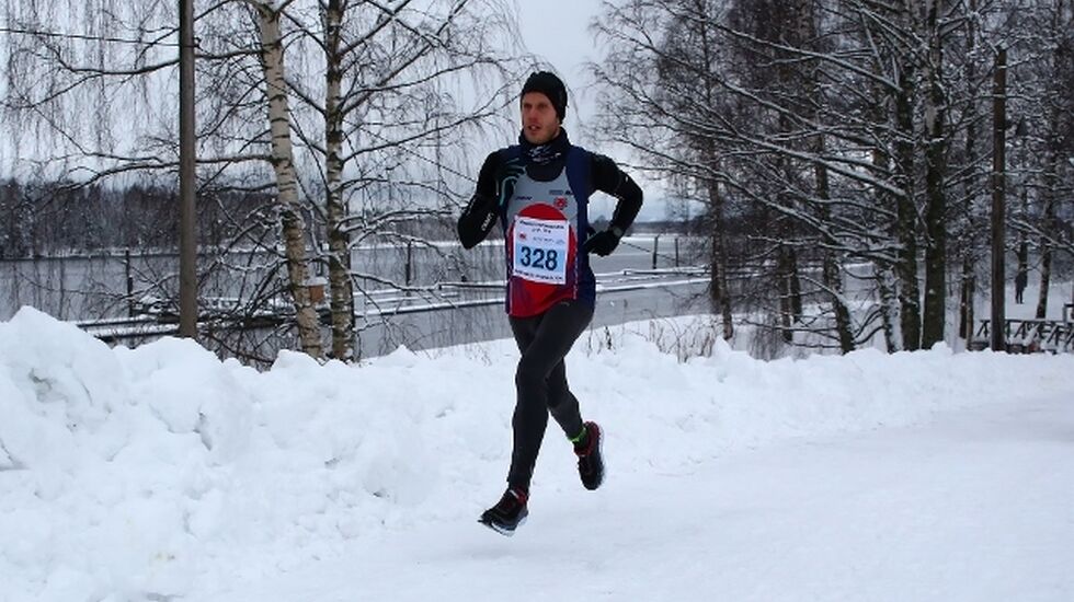 Frode Stenberg alene i tet etter ca 6 km. (Foto: Bjørn Hytjanstorp)