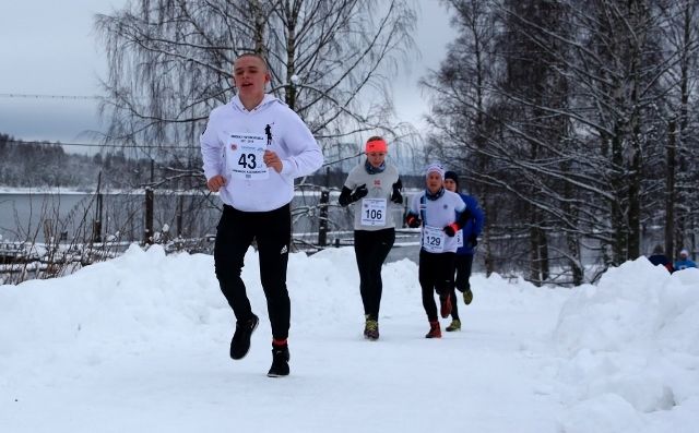 Njål Pedersen med startnummer 43 var raskest i vinterkaruselløpet på Årnes. Bildet er fra et karuselløp i januar. (Foto: Bjørn Hytjanstorp)
