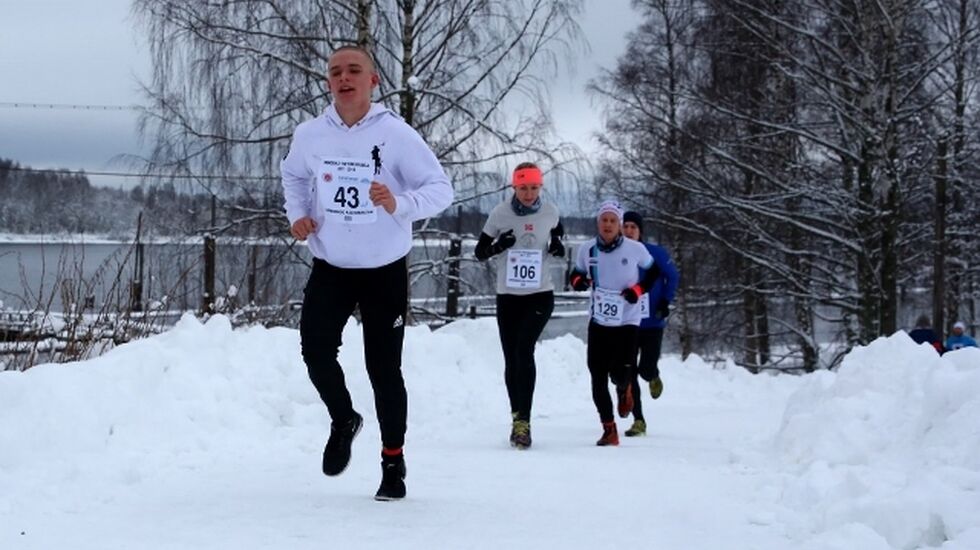 Njål Pedersen med startnummer 43 var raskest i vinterkaruselløpet på Årnes. Bildet er fra et karuselløp i januar. (Foto: Bjørn Hytjanstorp)