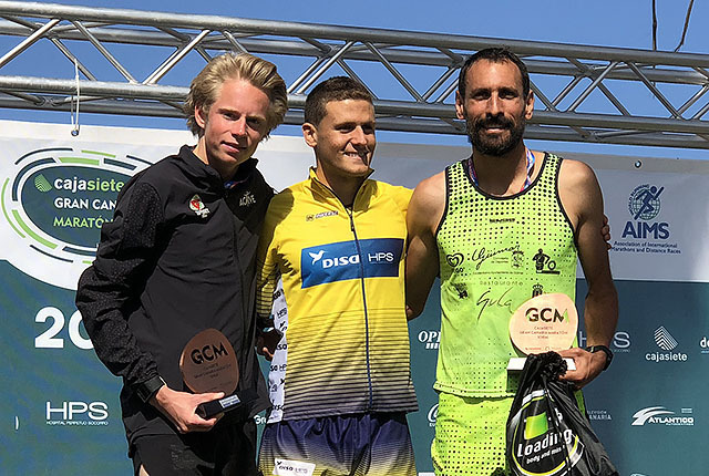 Ole-Petter Fjeld (til venstre) på pallen etter å ha tatt en 2. plass på 10 km i Las Palmas. (Foto: Nils-Johan Fjeld)
