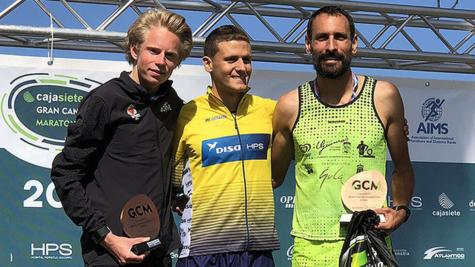 Ole-Petter Fjeld (til venstre) på pallen etter å ha tatt en 2. plass på 10 km i Las Palmas. (Foto: Nils-Johan Fjeld)