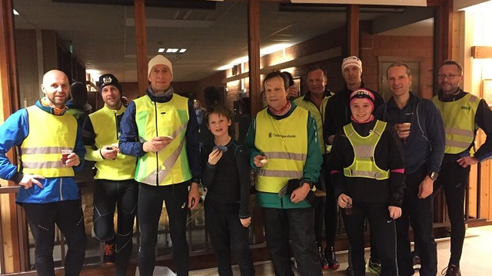 De fleste av de 16 gå-joggerne med næringsvett samlet i Prestrudhallen etter endt dyst. (Foto: Bente Sund Langøigjelten)