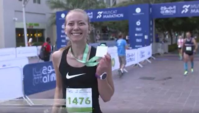 Anne Murvold i mål som vinner av Muskat halvmaraton på tiden 1.33.39 (Foto: Muskat Marathon/Facebook).