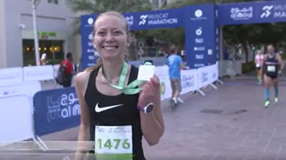 Anne Murvold i mål som vinner av Muskat halvmaraton på tiden 1.33.39 (Foto: Muskat Marathon/Facebook). 