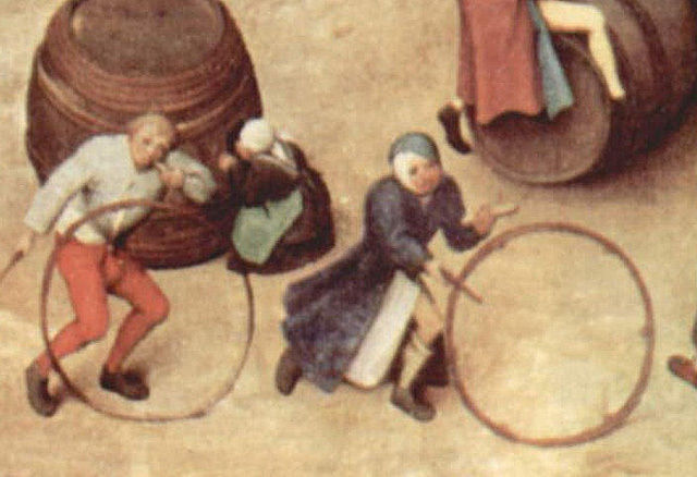 Lekende barn som slår på hjul i Nederland 1560. Utsnitt fra maleriet «Barneleker» av Pieter Bruegel den eldre.  (Kilde: Wikipedia)