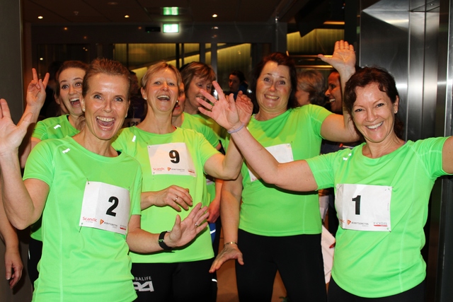 De grønne kvinnene fra 24Fitclub  Lilelstrøm og Skedsmokorset er klare for 200 trappetrinn opp til øverste etasje på Scandic Portalen. (Foto: Olav Engen)