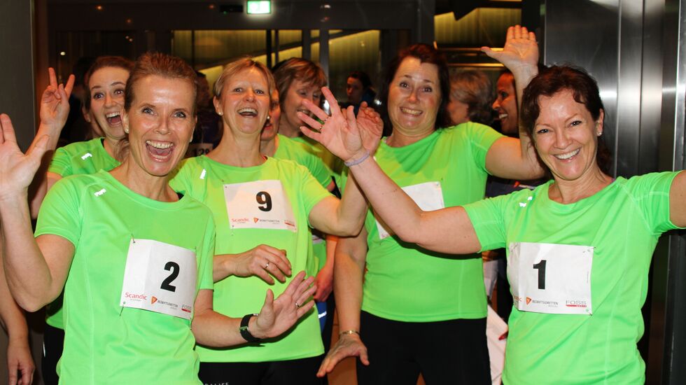 De grønne kvinnene fra 24Fitclub  Lilelstrøm og Skedsmokorset er klare for 200 trappetrinn opp til øverste etasje på Scandic Portalen. (Foto: Olav Engen)