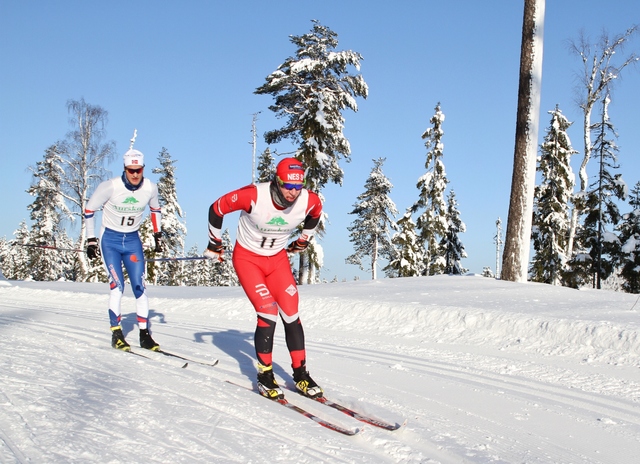 Ådne Gigernes i tet en kilometer før målgang, med klubbkameraten Ole Kristoffer Tosterud rett bak. I mål var Ådne en tidel foran, selv om de i resultatlista står med samme tid. (Foto: Olav Engen)