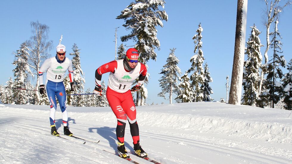 Ådne Gigernes i tet en kilometer før målgang, med klubbkameraten Ole Kristoffer Tosterud rett bak. I mål var Ådne en tidel foran, selv om de i resultatlista står med samme tid. (Foto: Olav Engen)