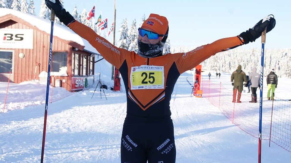 Marthe Kristine Hafsahl Karset kune juble for seier i kvinneklassen og storeslem til Vang Skiløperforeing og Team Parkettpartner etter 42,5 km på trått jobbeføre på Hedmarksvidda lørdag. (Foto: Stein Arne Negård)