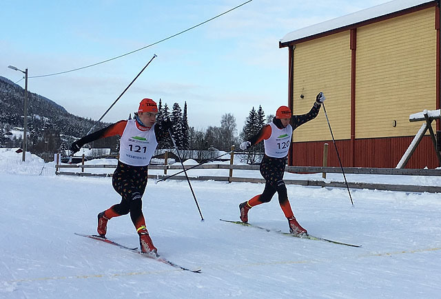 Mange tøffe dueller i Beiasprinten. Her er det Tor-Magnus Mundal Skredegård, Gol IL som til venstre avgjør duellen i klasse 19/20 år mot Asle Grøthe, Torpo IL Foto: Arrangøren