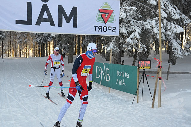 Pål Golberg, Gol IL krysser mållinja først, etter at Joar Htlee har dratt hele rennet. Foto: Knut Ording