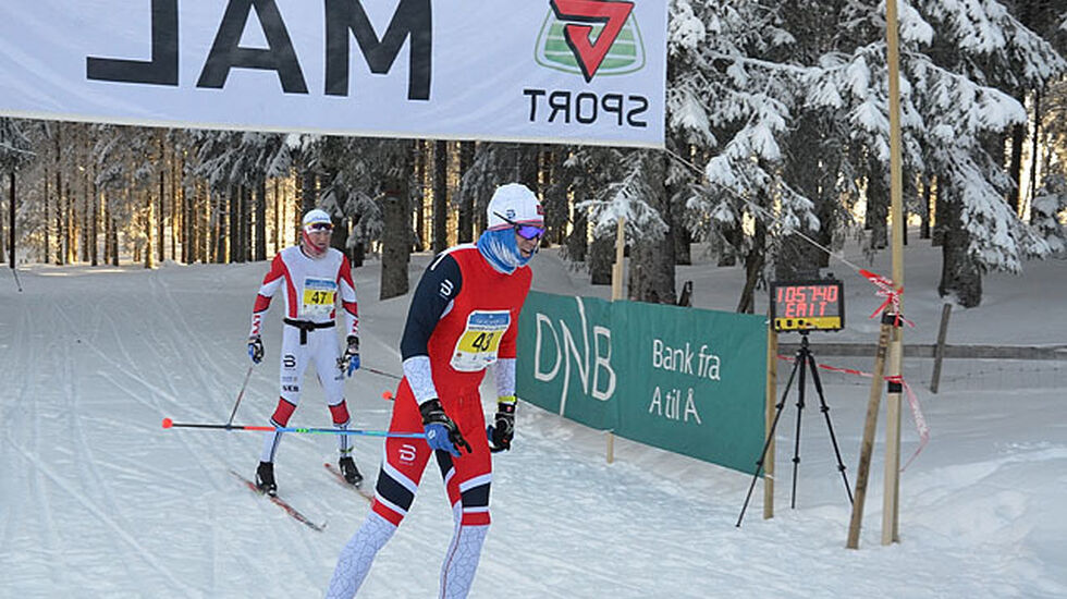 Pål Golberg, Gol IL krysser mållinja først, etter at Joar Htlee har dratt hele rennet. Foto: Knut Ording