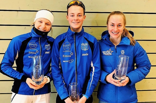 Meget jevn Åslia-trio med svære krystall-vaser etter rennet på Magnor lørdag (fra v.): Franziska Skogsholm, Sigurd Sundal og Stine Johansen (Foto: Åslia Skilag)