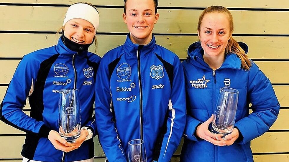 Meget jevn Åslia-trio med svære krystall-vaser etter rennet på Magnor lørdag (fra v.): Franziska Skogsholm, Sigurd Sundal og Stine Johansen (Foto: Åslia Skilag)