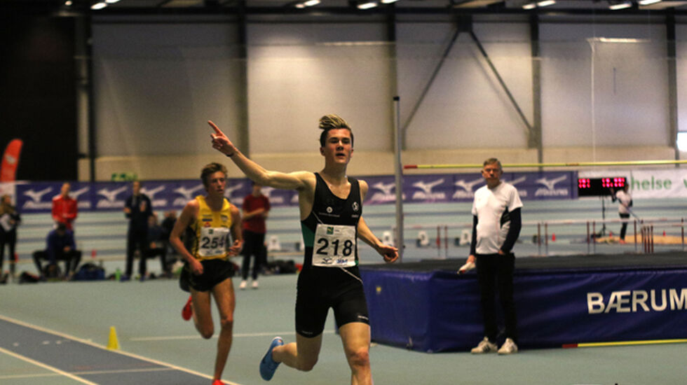 Den velkjente seiersgesten, gull nr 2 til Jakob Ingebrigtsen