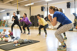 Nybakte mødre, som Solfrid Braathen Malme (til høyre), har tatt med seg sine barn på trening. Solfrid vil i neste nummer av Kondis skrive mer om det å trene med små barn. (Foto: Bjørn Johannessen)