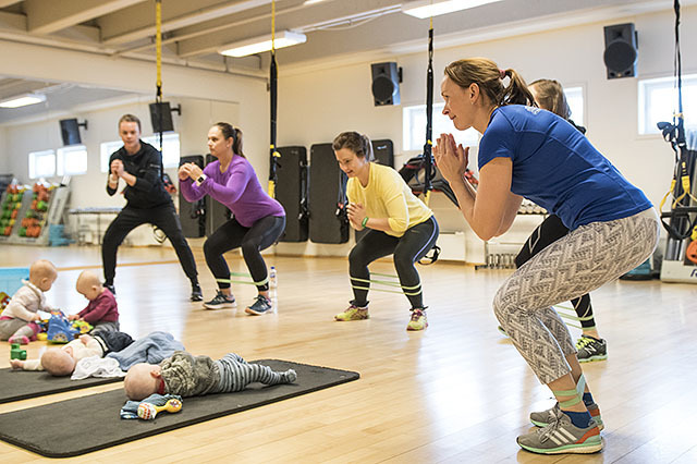 Nybakte mødre, som Solfrid Braathen Malme (til høyre), har tatt med seg sine barn på trening. Solfrid vil i neste nummer av Kondis skrive mer om det å trene med små barn. (Foto: Bjørn Johannessen)