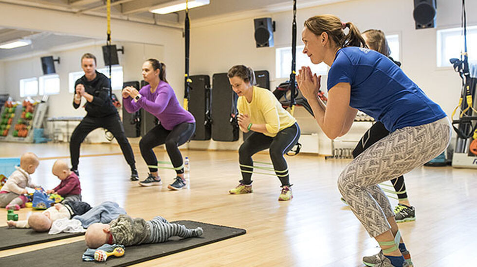 Nybakte mødre, som Solfrid Braathen Malme (til høyre), har tatt med seg sine barn på trening. Solfrid vil i neste nummer av Kondis skrive mer om det å trene med små barn. (Foto: Bjørn Johannessen)