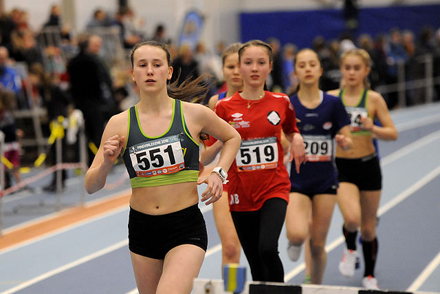 Siri Gamst Glittenberg tar ledelsen på 1500-meteren med de yngste jentene, like bak henne kommer Mathea Bråstad som går inn på en meget god tid for 13-åringer.