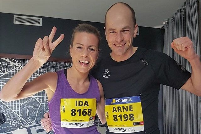 Ida Bergsløkken og Arne Post etter løpet i Katalonias hovedstad. (Foto: privat)