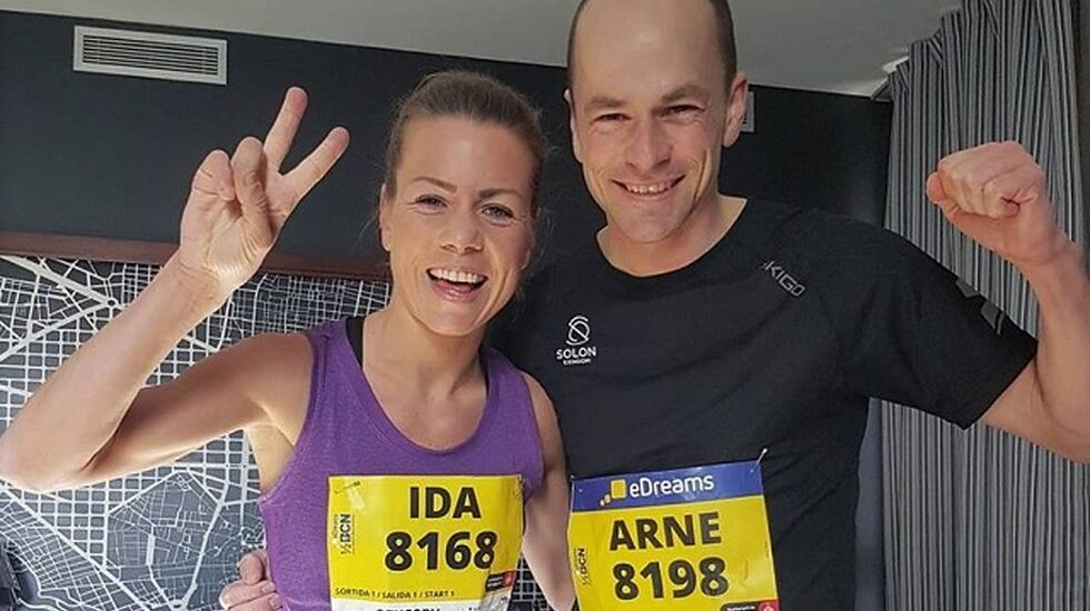 Ida Bergsløkken og Arne Post jubler over 1.15.38 i Barcelona halvmaraton 11.februar