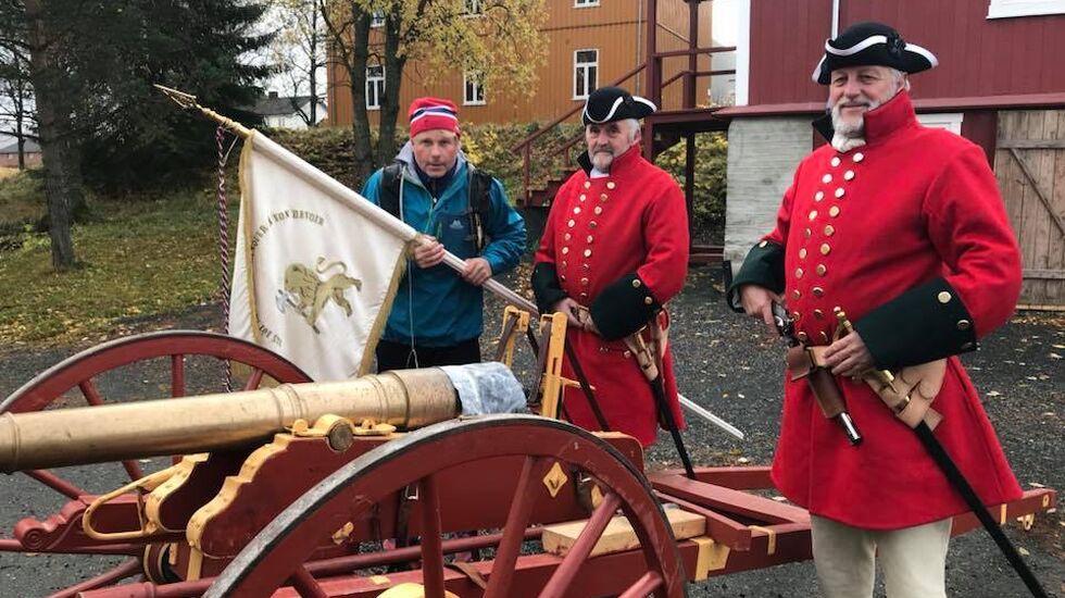 Hallgeir Martin Lundemo med kanon og mannskap som skal fyre av startskuddet i årets NM terrengultra i Meråker.