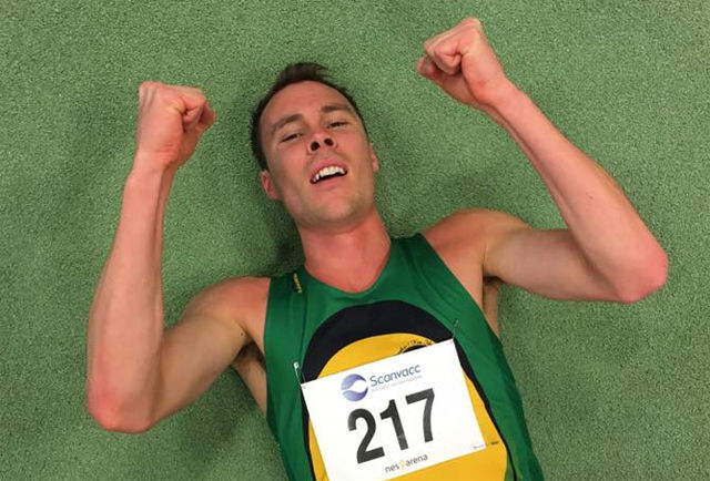 Thomas Roth kunne legge seg ned og juble etter å ha satt norsk innendørsrekord på 1000 m. (Foto: Ådne Andersen)