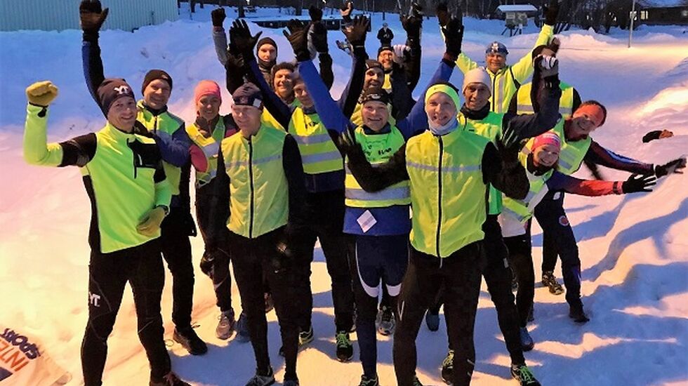 Stor stemning i feltet før start for de 16 aktive som skal ut på 4,1 km fra Prestrudhallen. (Foto: Pål-Erik Langøigjelten)