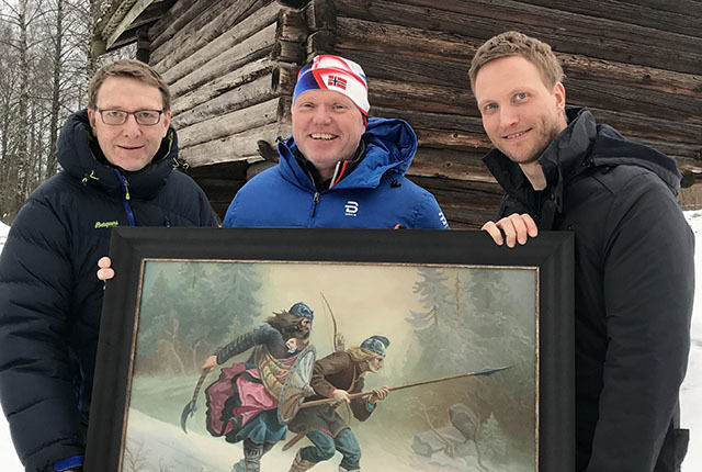 Håvard Lysaker, Tore Sandem og Erik Tresselt med Birkebeiner-bildet på Folkenborg Museum. (Foto: Erik Unaas)