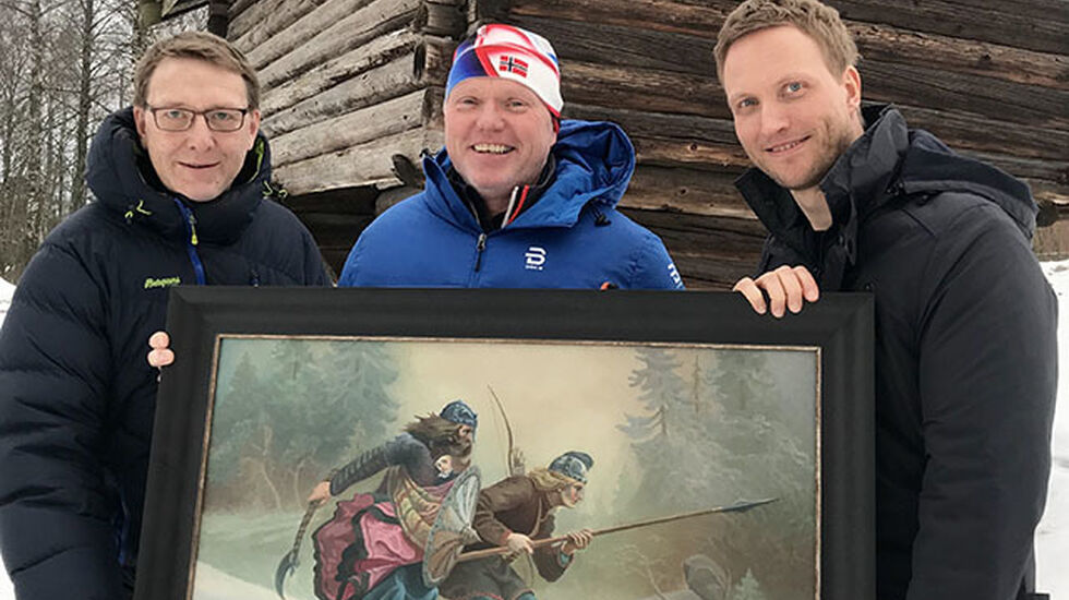 Håvard Lysaker, Tore Sandem og Erik Tresselt med Birkebeiner-bildet på Folkenborg Museum. (Foto: Erik Unaas)