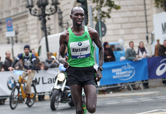 Wilson Kipsang har i en årrekke vært en av verdens aller beste maratonløpere. Sjøl om han snart fyller 36 år, øyner han mulighet for å sette verdensrekord en gang til. (Foto: Kjell Vigestad)