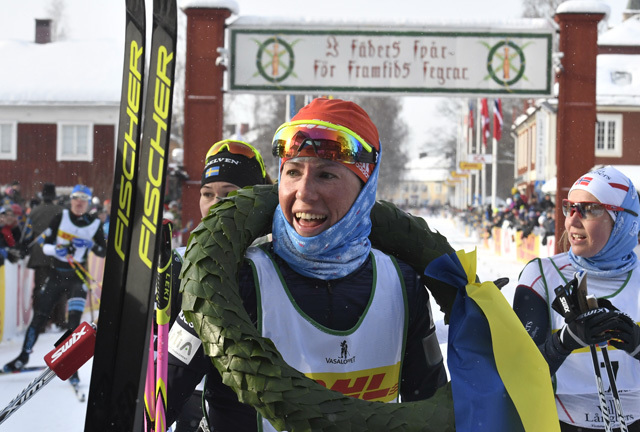 Katerina Smutná med laubærkransen etter sin første sier i Tjejvasan. Foto: Ulf Palm