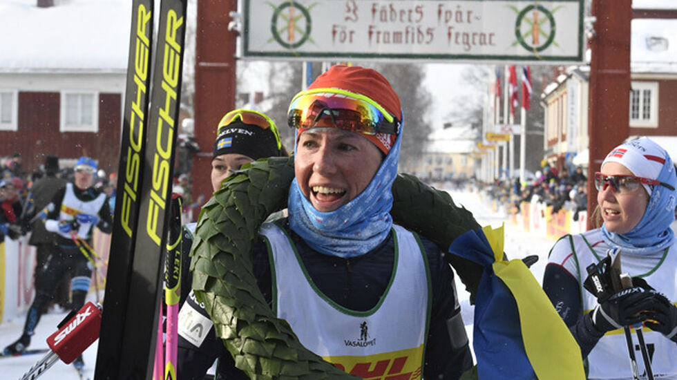 Katerina Smutná med laubærkransen etter sin første sier i Tjejvasan. Foto: Ulf Palm